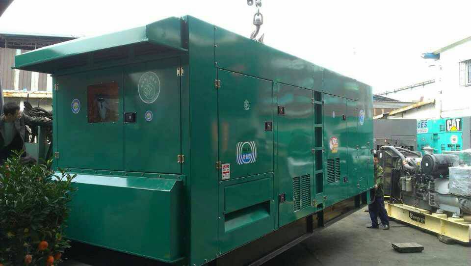 嘉興工廠成功租賃四臺發(fā)電機出租案例實拍，穩(wěn)固電力防線，保障生產(chǎn)不間斷運營